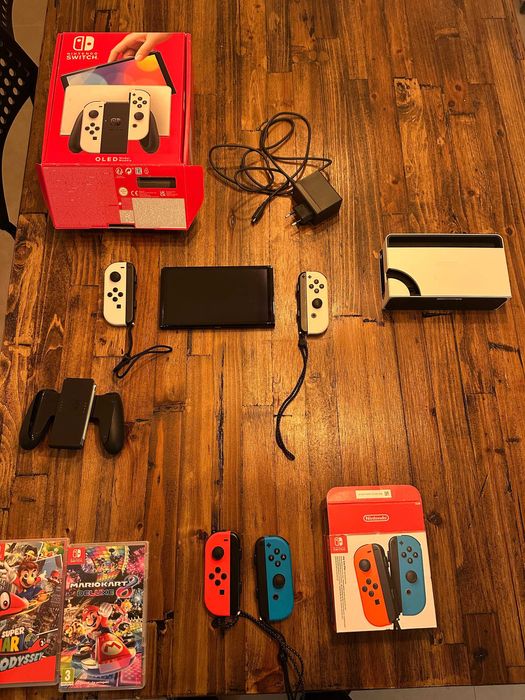 Nintendo Switch OLED + 4 Joy-Cons + 3 Jogos (COMO NOVA)