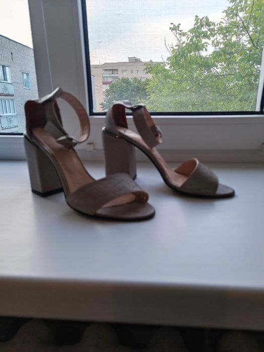 Шкіряні босоніжки на підборах