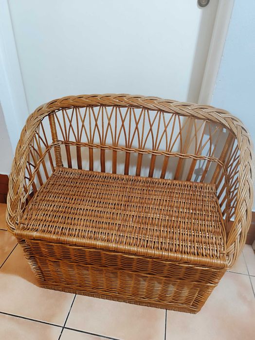 Kosz wiklinowy z funkcją siedziska