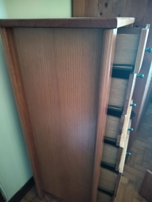 Quarto de jovem  em muito  bom estado . Cama individual com gaveta , camiseiro e guarda fatos.