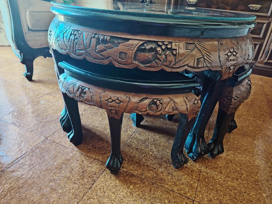 Mesa Oriental em Madeira trabalhada com 4 Bancos