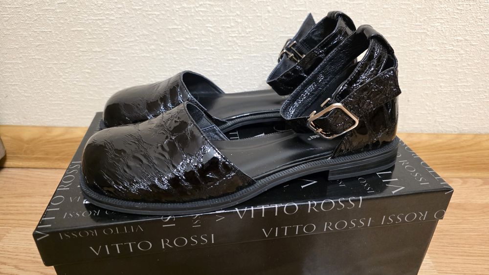 Босоніжки Vitto Rossi 38 р. Натуральна лакована шкіра Стан нових