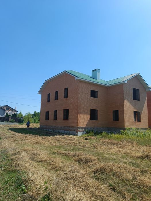 Продаж великого будинку без внутрішніх робіт в передмісті