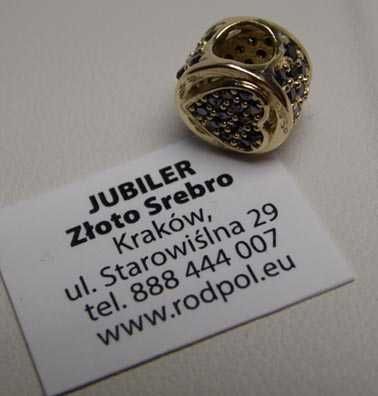 Złoty charms z sercem czarne cyrkonie.
