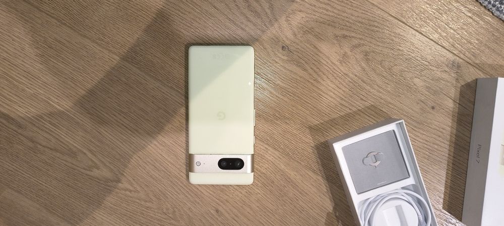 Telefon Google Pixel 7 od emerytki w stanie bardzo dobrym