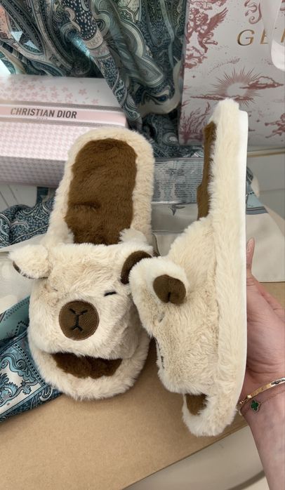 Капібари. Капці з капібарою. Тапки капібари. Шльопанці коричневі