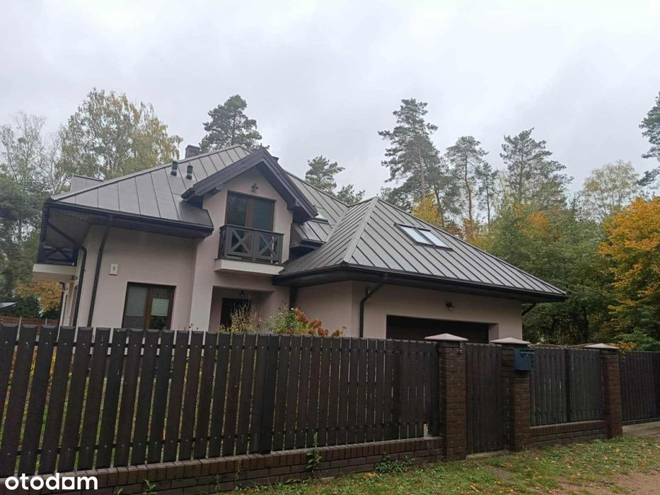 Przestronny dom z garażem i balkonem w pobliżu lasu