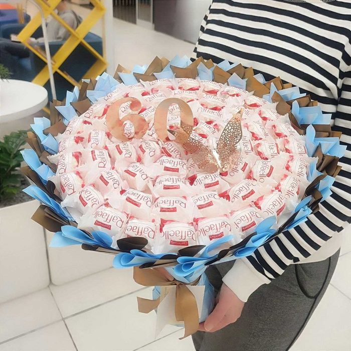 Słodki bukiet z Raffaello 60 szt. Prezent na 60 urodziny. Ślub