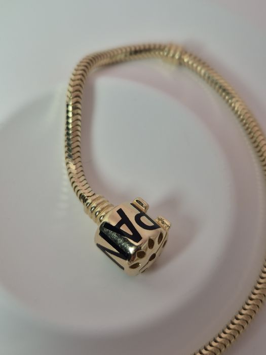 Złota bransoletka typu Pandora 19 cm napis czarny gładka beczka p. 585