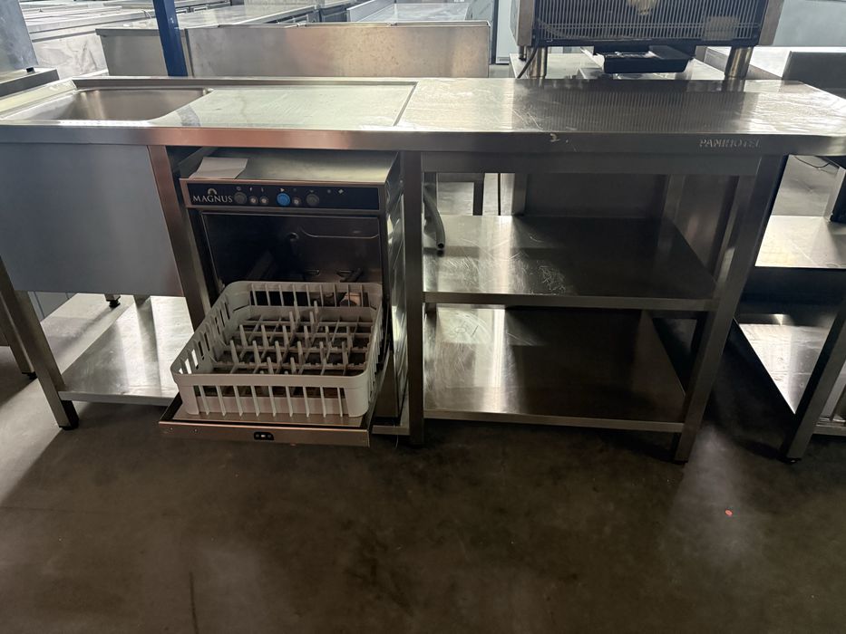 Bancada com pio á esquerda e local para maquina de lavar copos