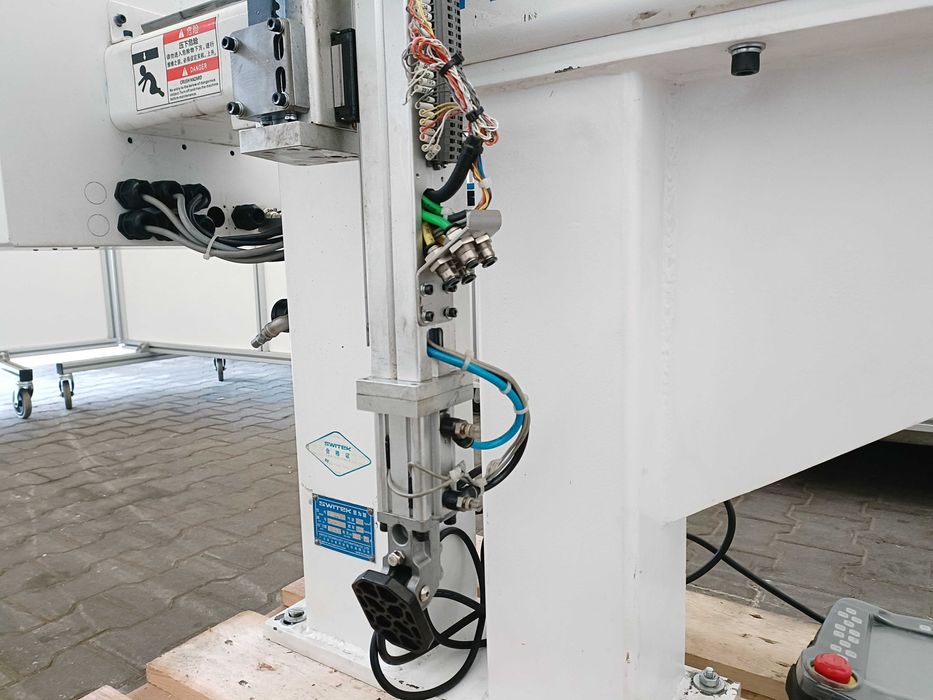 Robot kartezjański picker do wtryskarki manipulator chwytak podajnik