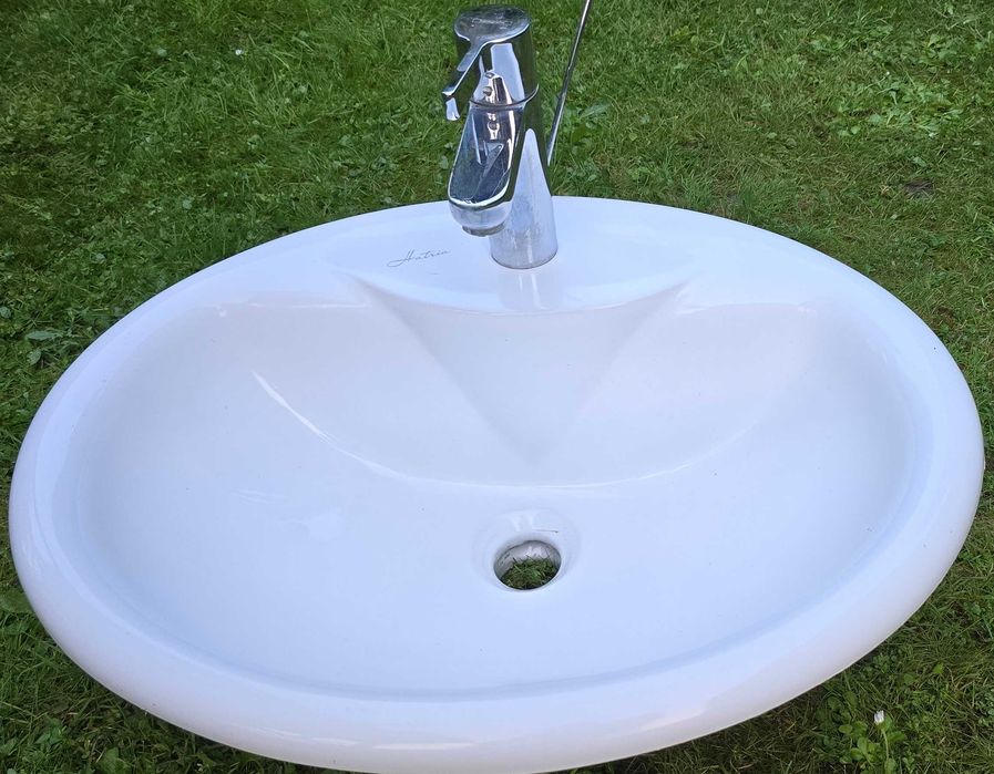 Umywalka wpuszczana Hatria z baterią Hansgrohe
