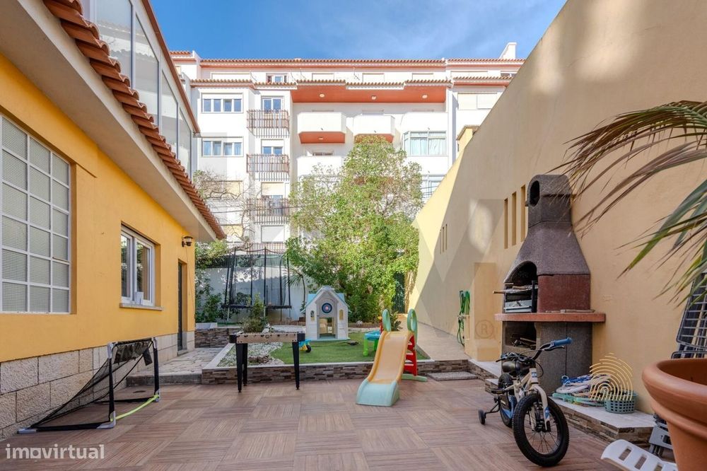 Moradia geminada T3 no centro da Parede, com 345 m2 de terreno, garage
