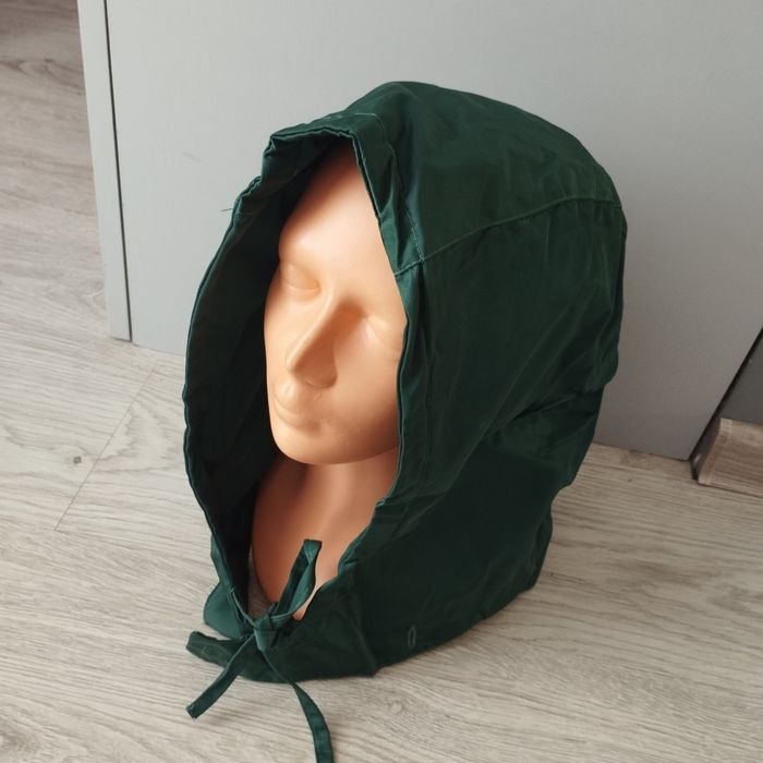 Zielony kaptur przeciwdeszczowy