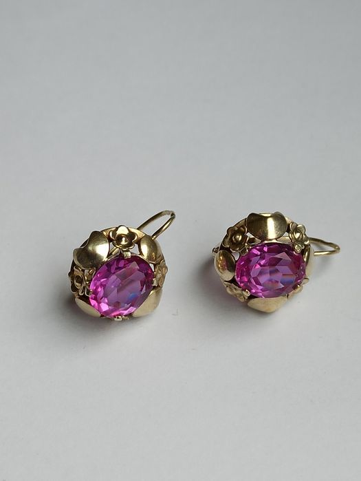 Stare pozłacane kolczyki z różowym oczkiem
