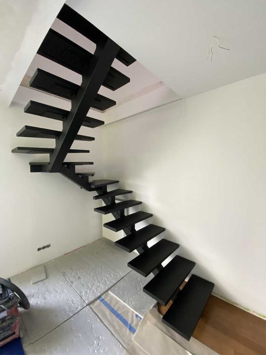 Schody na konstrukcji stalowej, metalowe, samonośne, loft nowoczesne