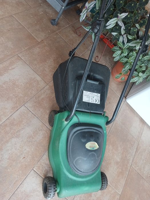 Máquina de cortar relva