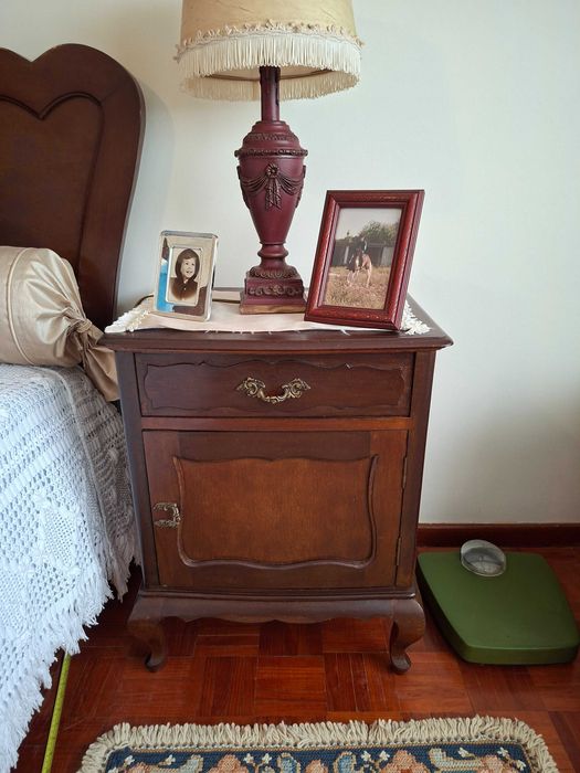 Mobiliário de quarto composto por Cama de casal, 2 mesas de cabeceira, armário roupeiro e cómoda