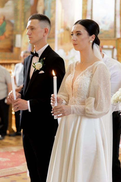 Прадаю весільну атласну сукню