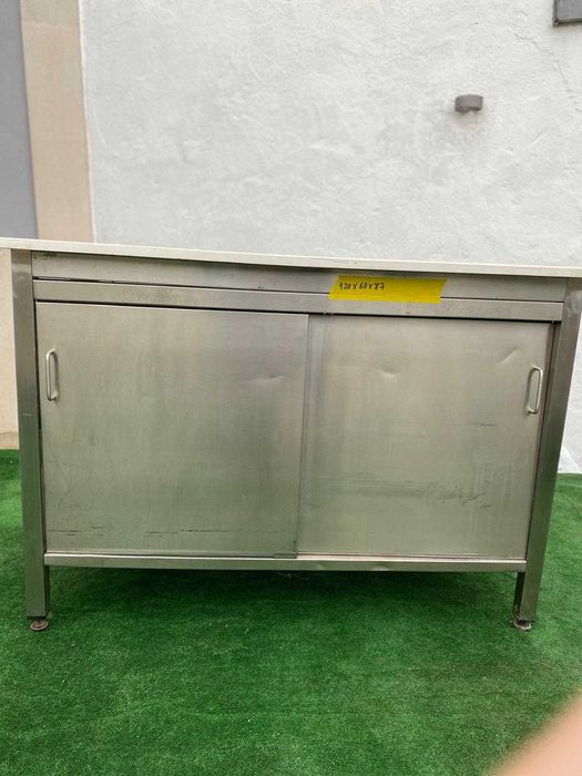 Bancada neutra em inox com tampo em corian, portas e prateleira