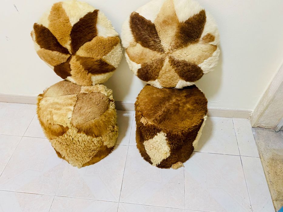 Dois puffes e duas almofadas em pêlo de carneiro