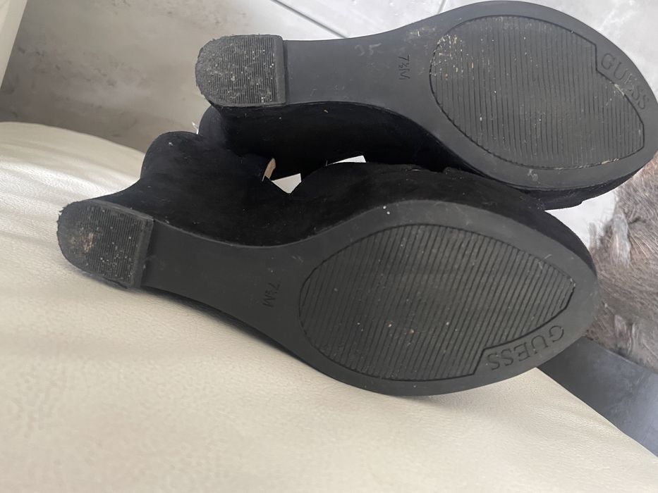 Czarne sandalki na koturnie guess 38,5
