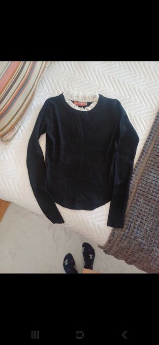 Camisola preta com gola de camisa