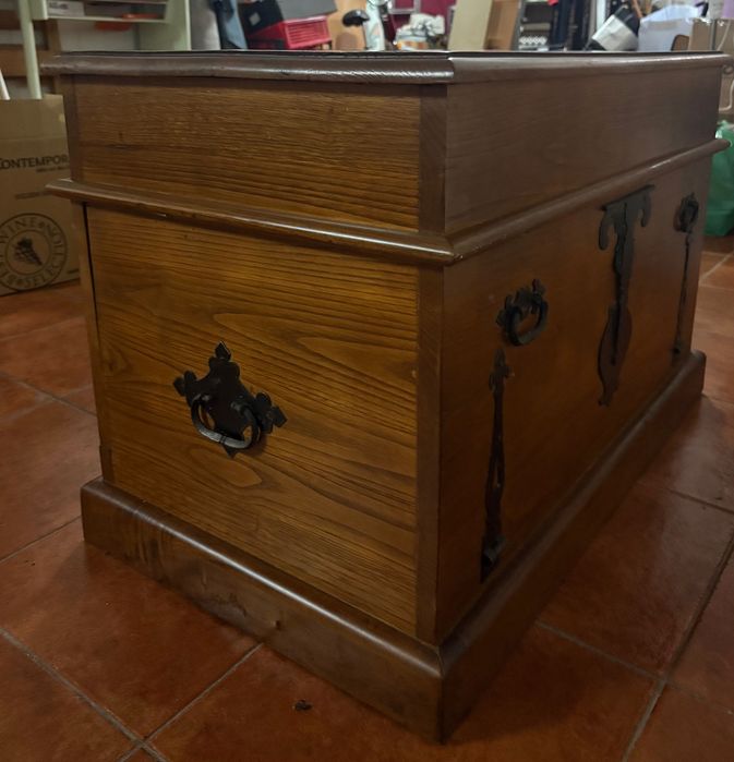 Arca garrafeira em madeira