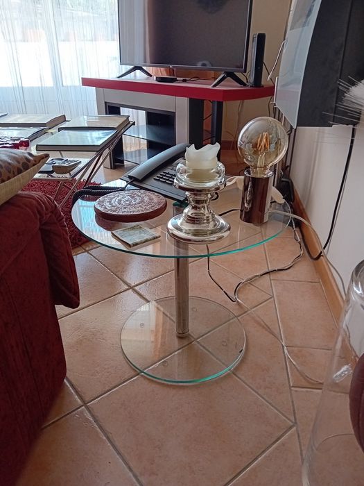 Mesa de apoio em vidro temperado e metal, peça design,  loja Area, em excelentes condições.
