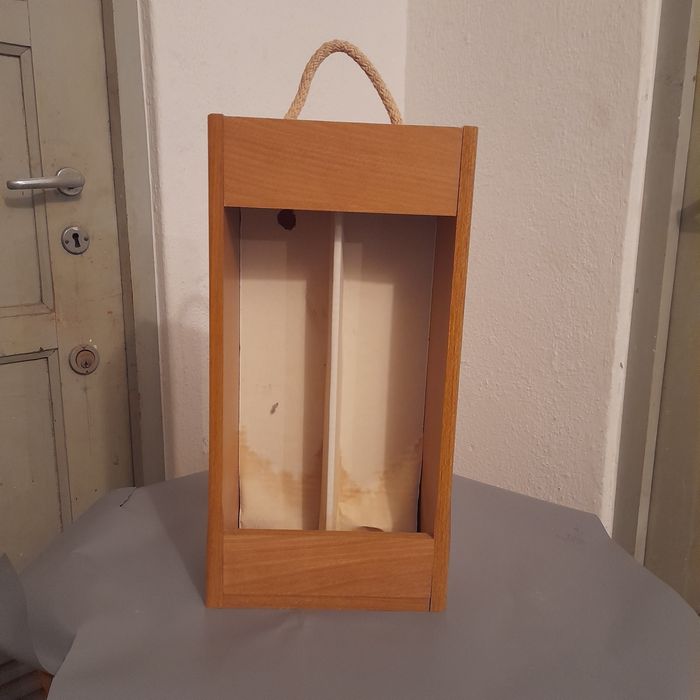 Caixas madeira garrafas arrumos