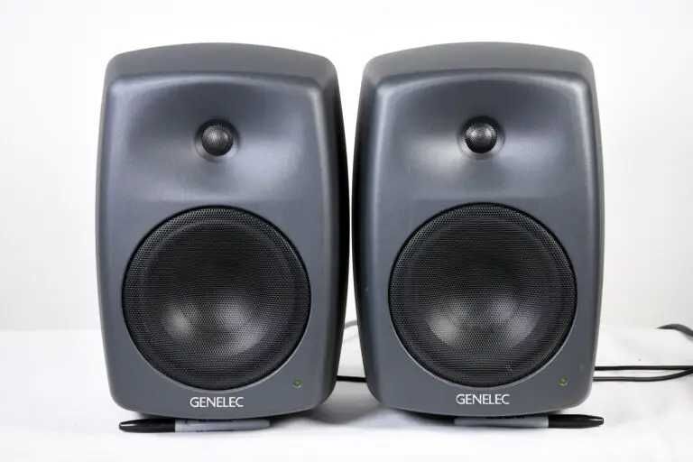 Colunas Genelec 8040A com suporte a 1,7m