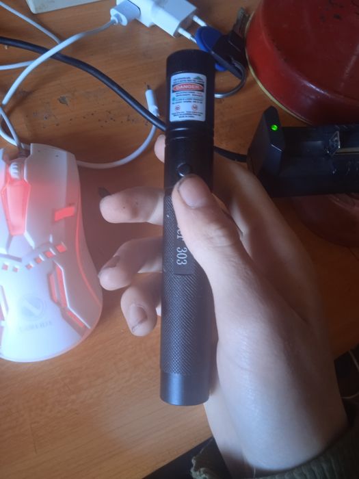 Лазер 303, зелёный луч. Поджигает