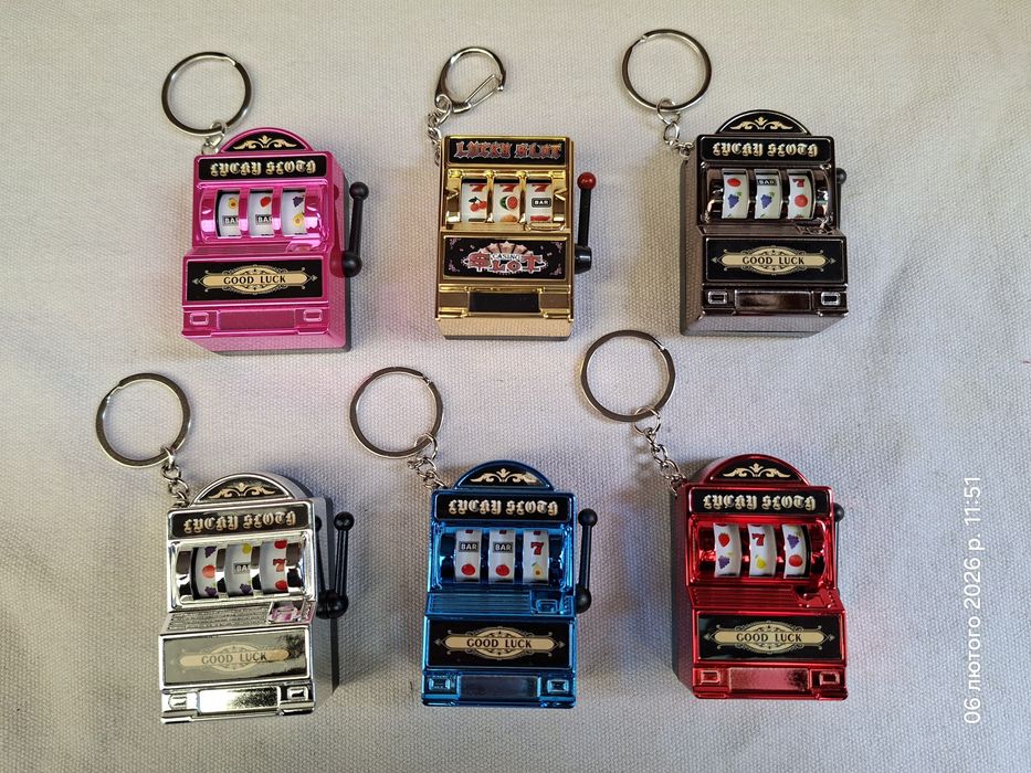 Казино брелок good luck золотой и серебристый
