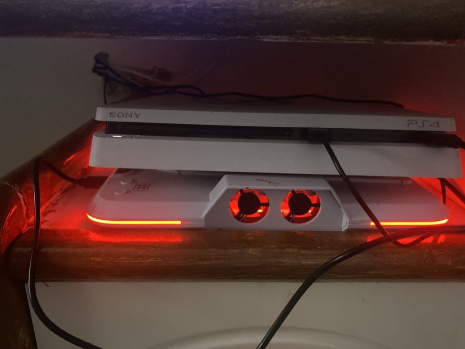 Vendo teclado ,rato da razer com um tapete um monitor que custou muito caro colunas ps4 com led com cabos para os comandos um e a parte que eu paguei