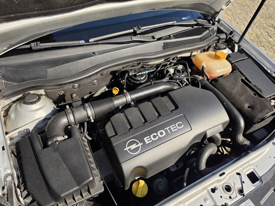 Opel Astra GTC — fotografia 4