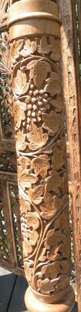 Lampa indyjska ręcznie rzeźbiona z egzotycznego drewna orzechowego.