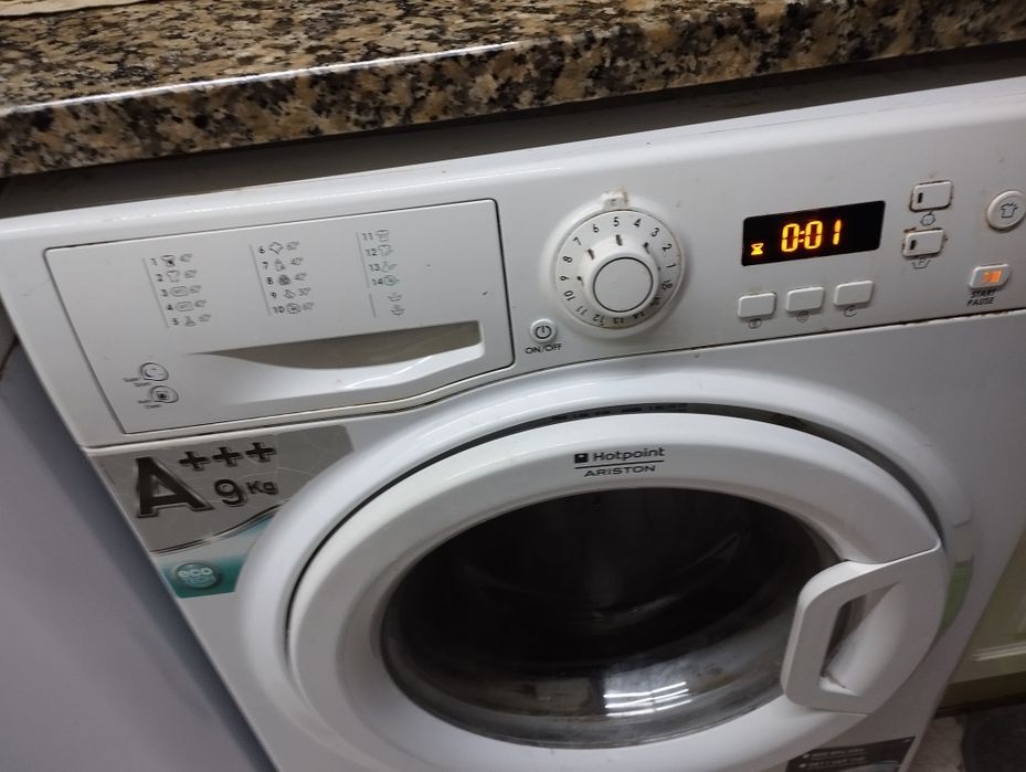 Maquina lavar roupa Ariston avariada
