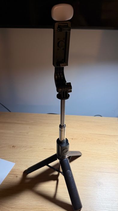 Statyw selfiestick do smartfona z lampką!