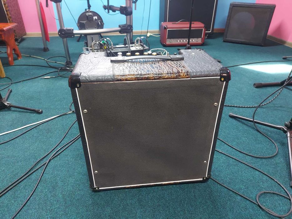 Ламповий гітарний комбопідсилювач.