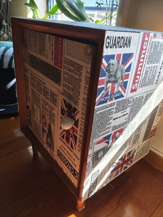 Pequeno móvel em madeira