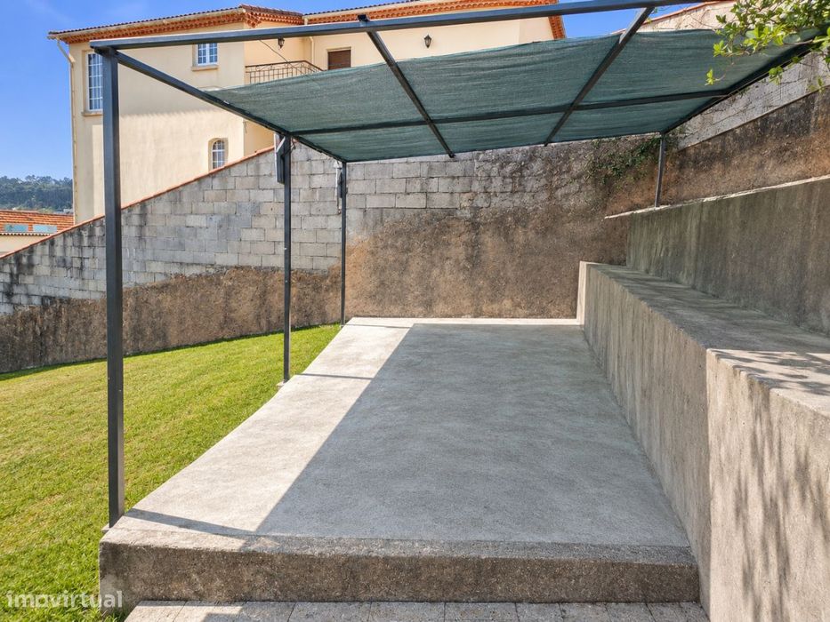 T2 com Garagem, Arrumos e Terraço e Jardim