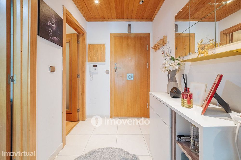 Apartamento T2 moderno, com garagem e varanda enorme, na Malvarosa