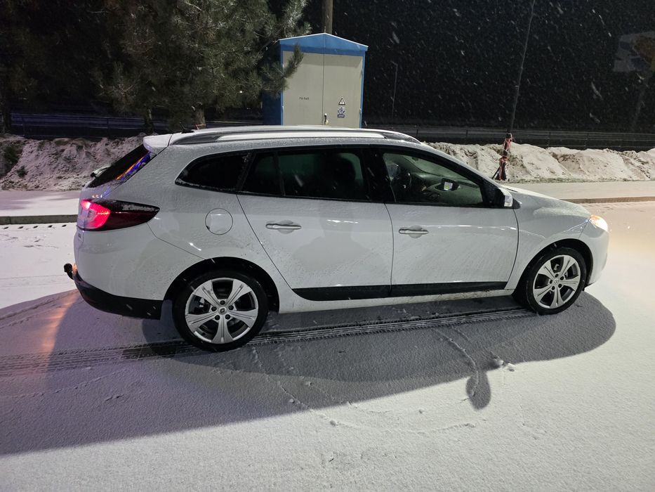 Идеальный Рено Меган 3.1,9дизель.2010года.
Не бытый.Не крашенный.
Мотор шепчет.
Коробка механика 6-ти ступка.
Комплектация просто клас.
Климат двухзоный.
Мульти руль.
Монитор, джойстик.
Парктроник.
Подогревы сидений.
Подогрев антифриза.
Круиз.
Печка греет хорошо.
Документы в порядку.