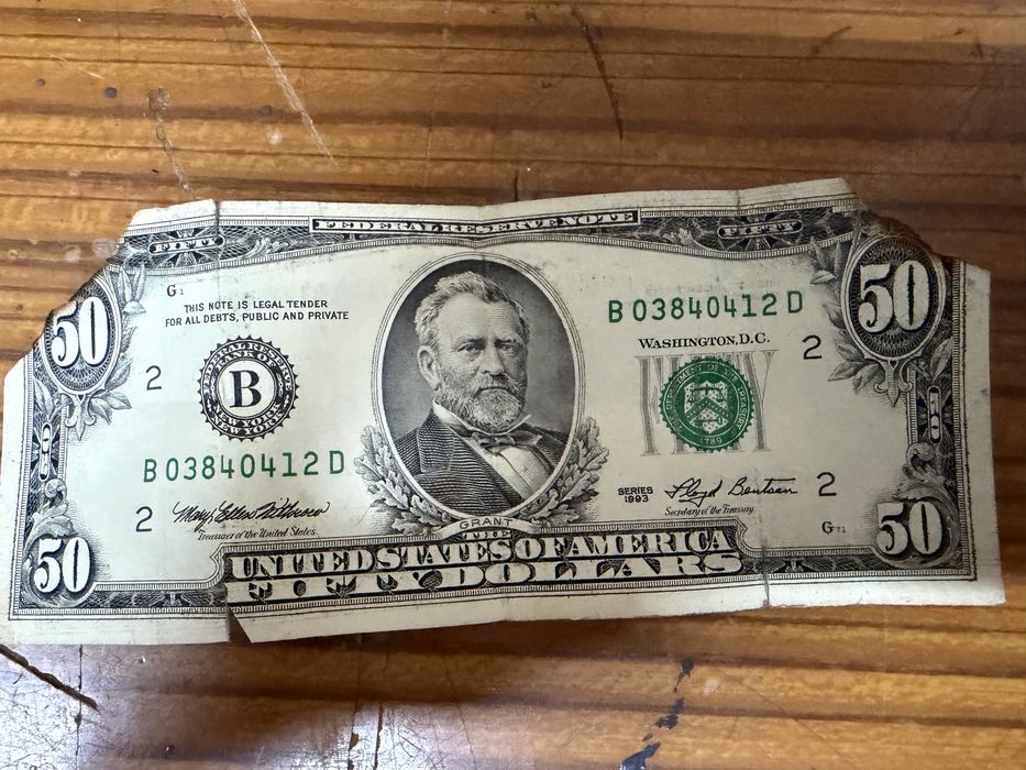 Dwa banknoty 5 i 50 dolarów.
