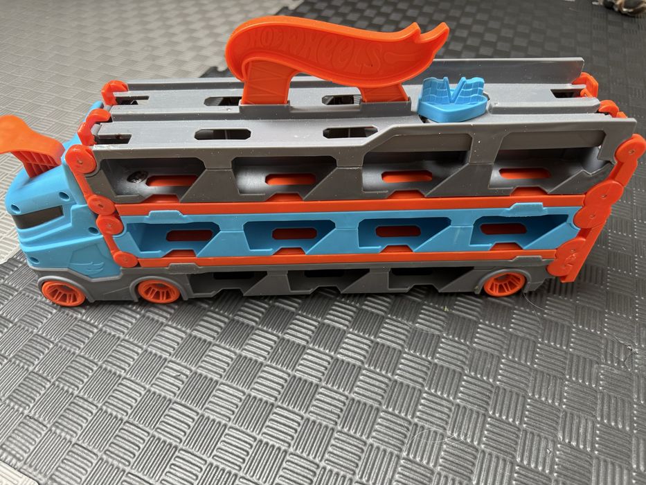 Hot Wheels City Wyścigowy transporter 2w1