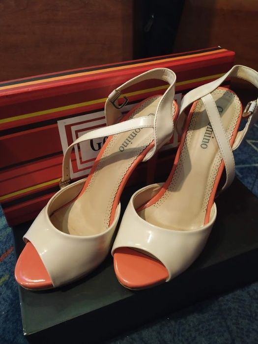 Женские босоножки