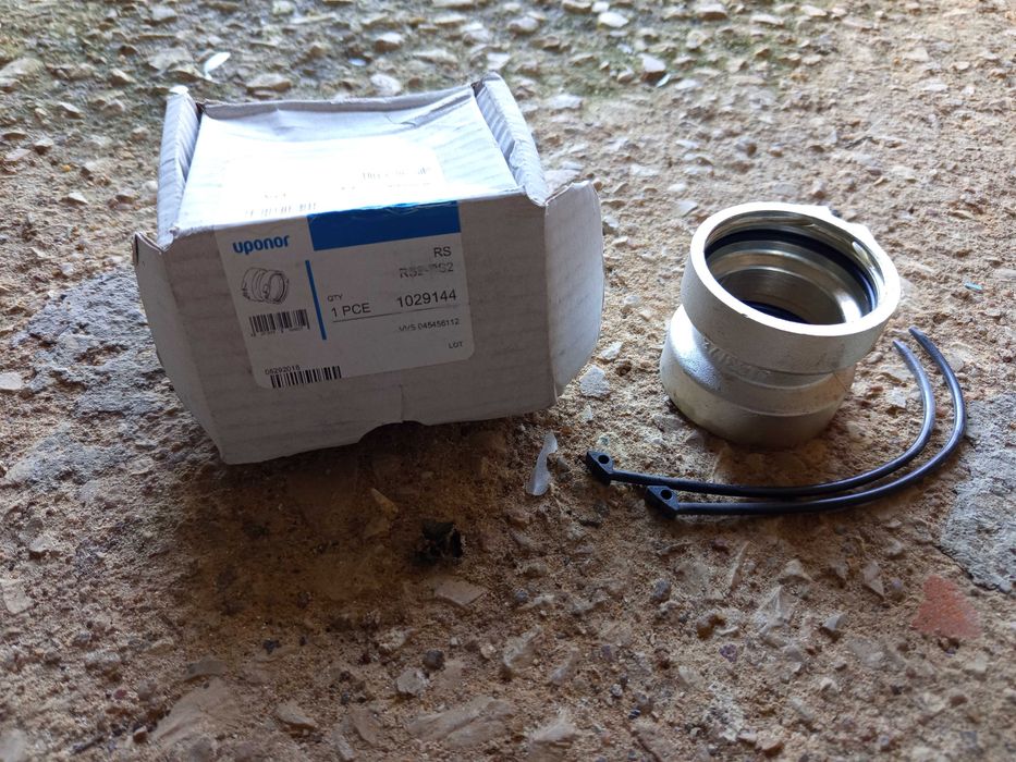 Vários acessórios canalização e electricidade.