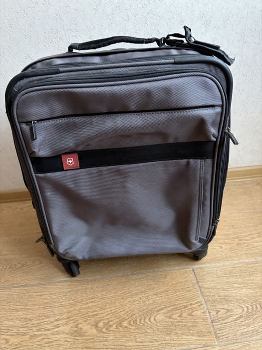 Валіза на колесах Victorinox