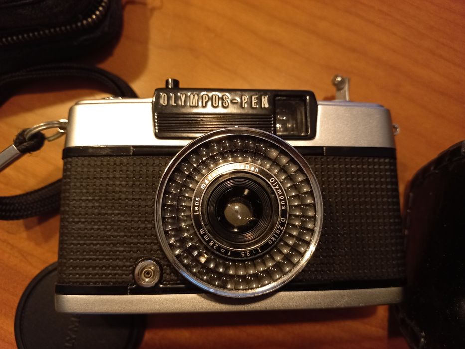 Máquina fotográfica manual antiga olympus com flash e lente extra