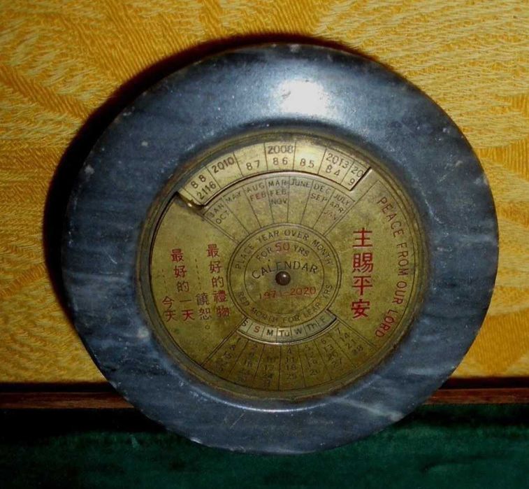Calendário perpétuo com base em mármore